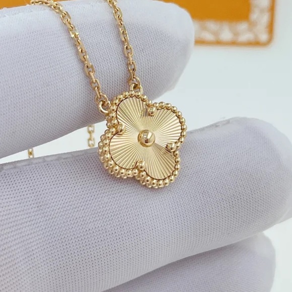 Jewelry - Elegant Four Leaf Clover Necklace